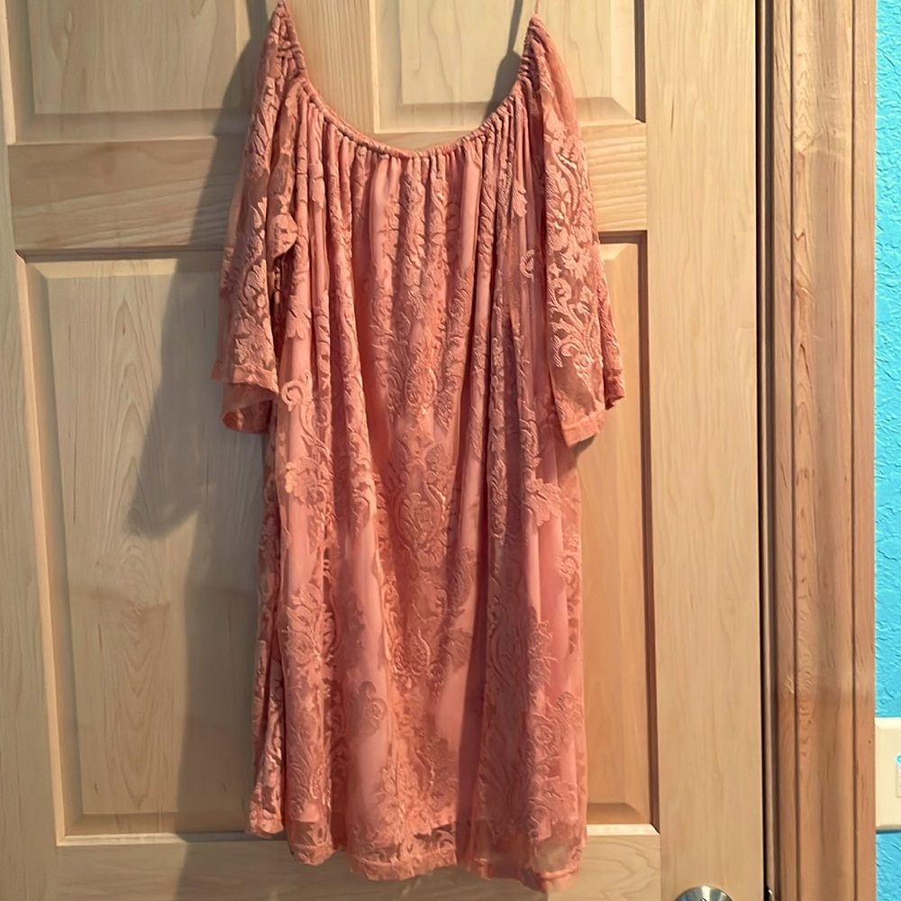 Honey Punch Short sleeve peach lace dress. Size M. Excellent condition.